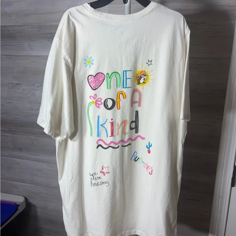 Playful Cream buc-ee Tee 905